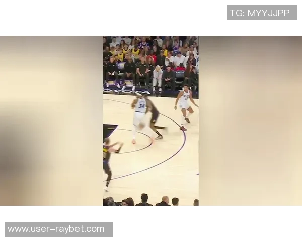 维金斯突破禁区高打板文班亚马展现超凡身高送出精彩钉板大帽