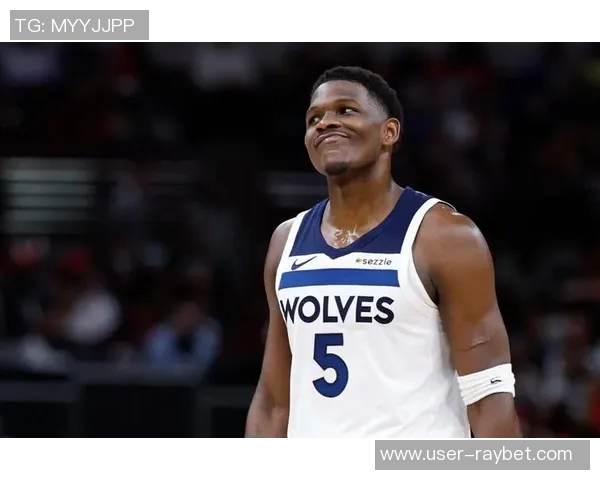 爱德华兹因不当行为被罚款25000美元球迷席上扔球引发争议